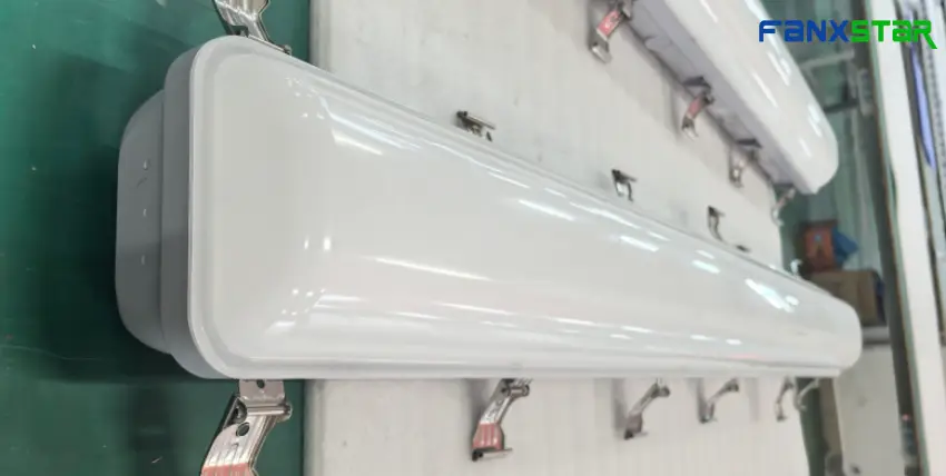 Fanxstar A8GU Vapor Proof Light Fixture Features